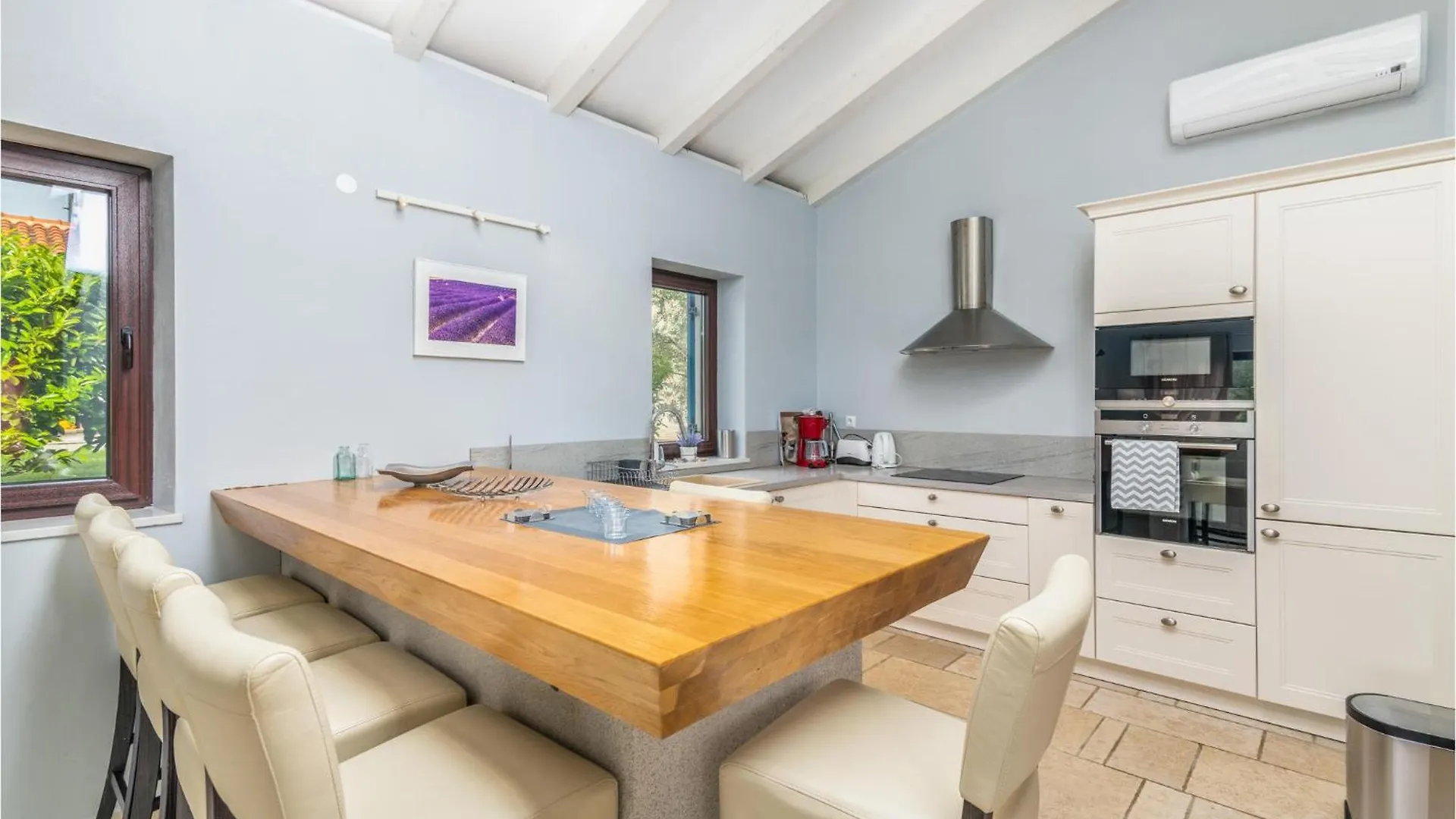 4 Bedroom Cozy Home In Linardici