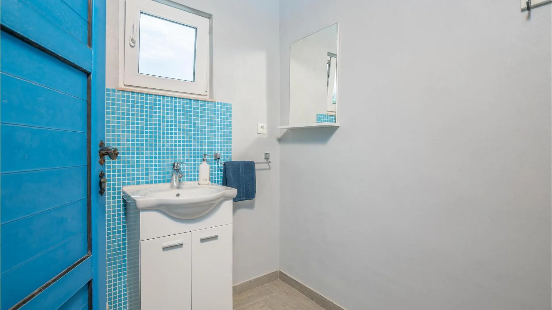 4 Bedroom Cozy Home In Linardici 0*,