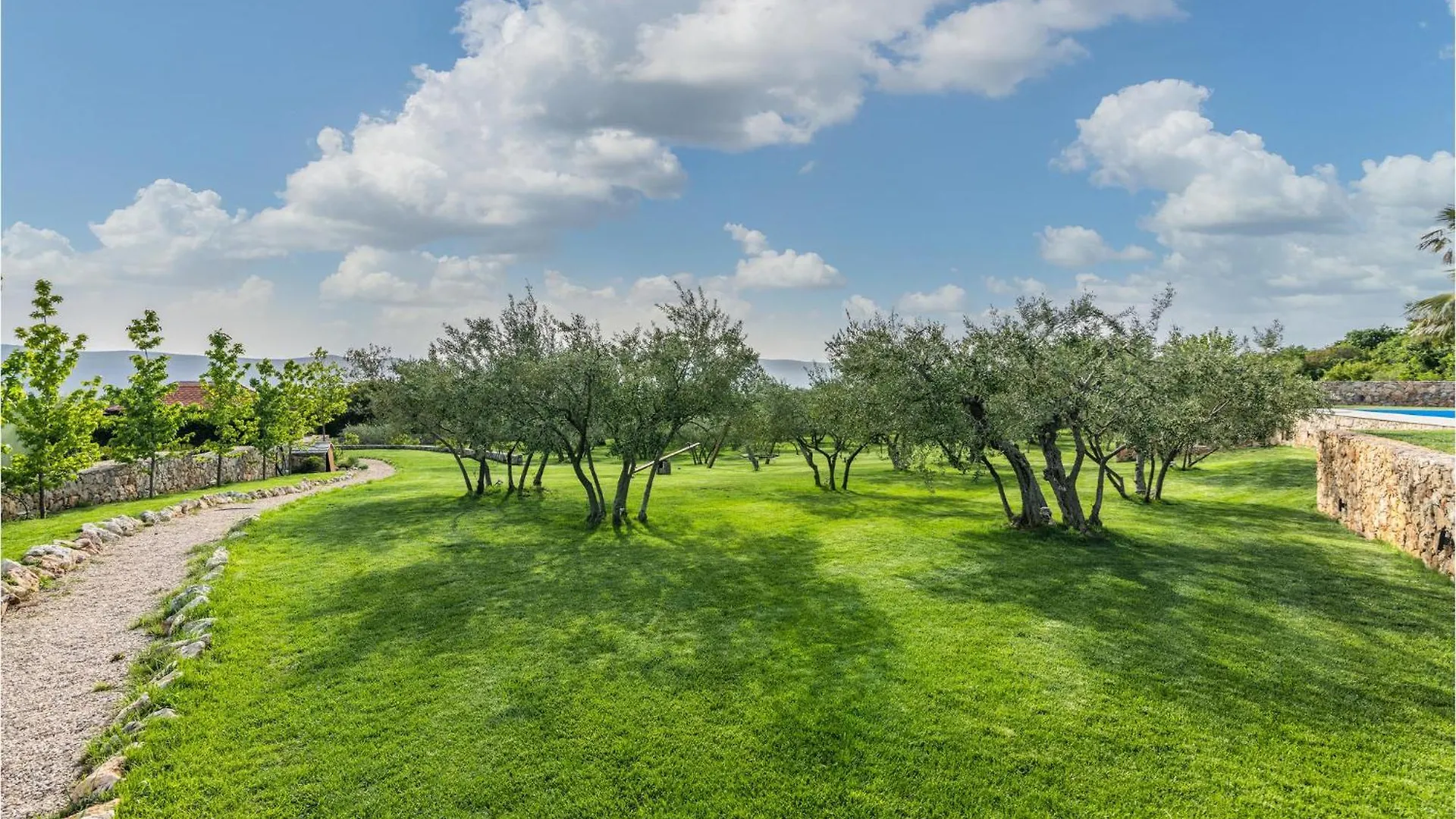 4 Bedroom Cozy Home In Linardici