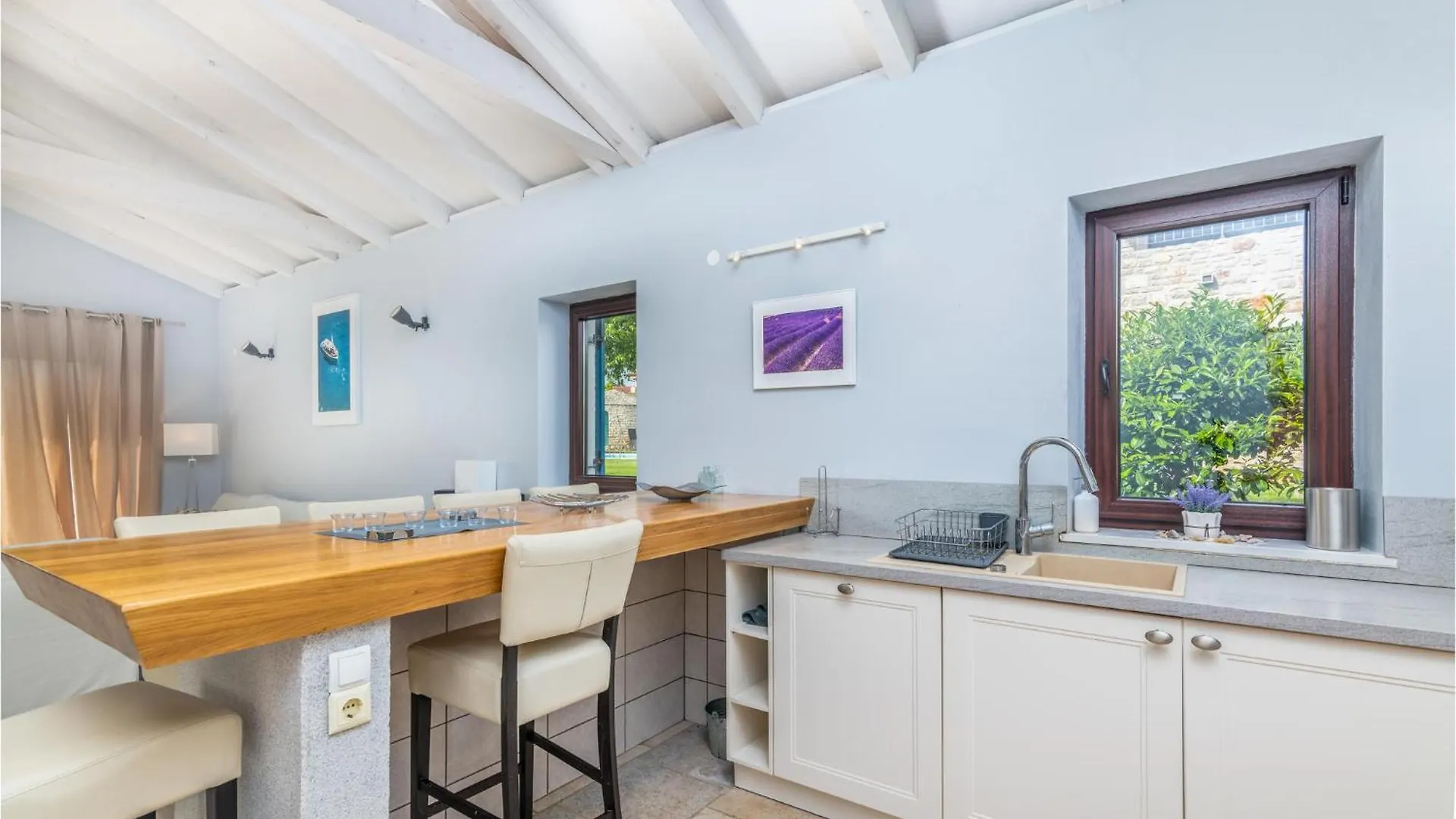 4 Bedroom Cozy Home In Linardići 0*,